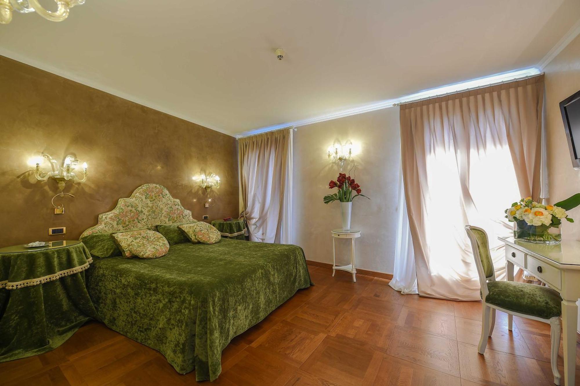 Casa Savoia & Casa Jolanda Guest house Venice